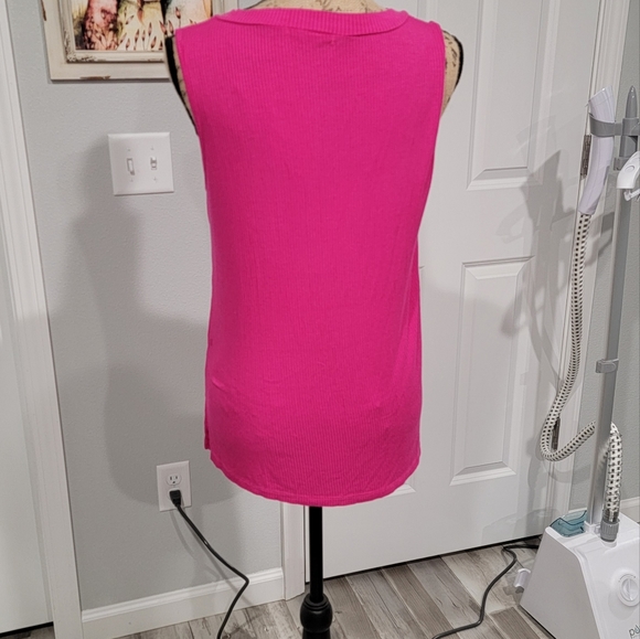 Bright pink sleeveless shirt, super soft, size large - Picture 3 of 4